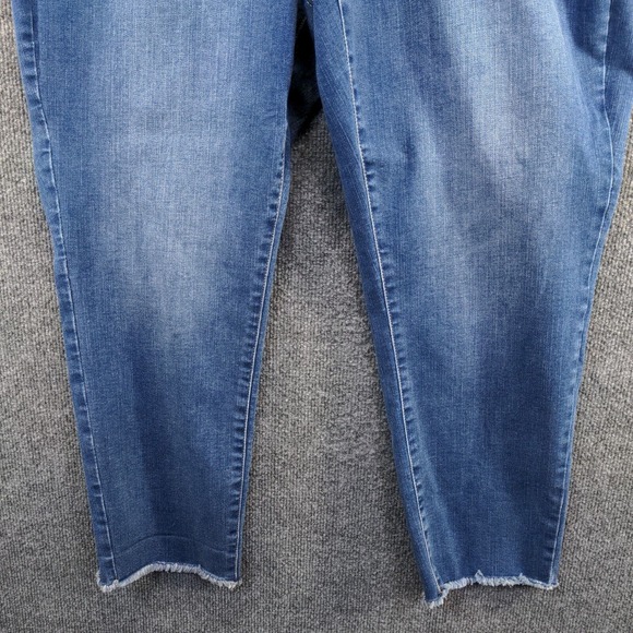 Time And Tru Women's Mid-Rise Cropped Jeans Blue Plus 16 Medium Wash Frayed - Picture 4 of 10